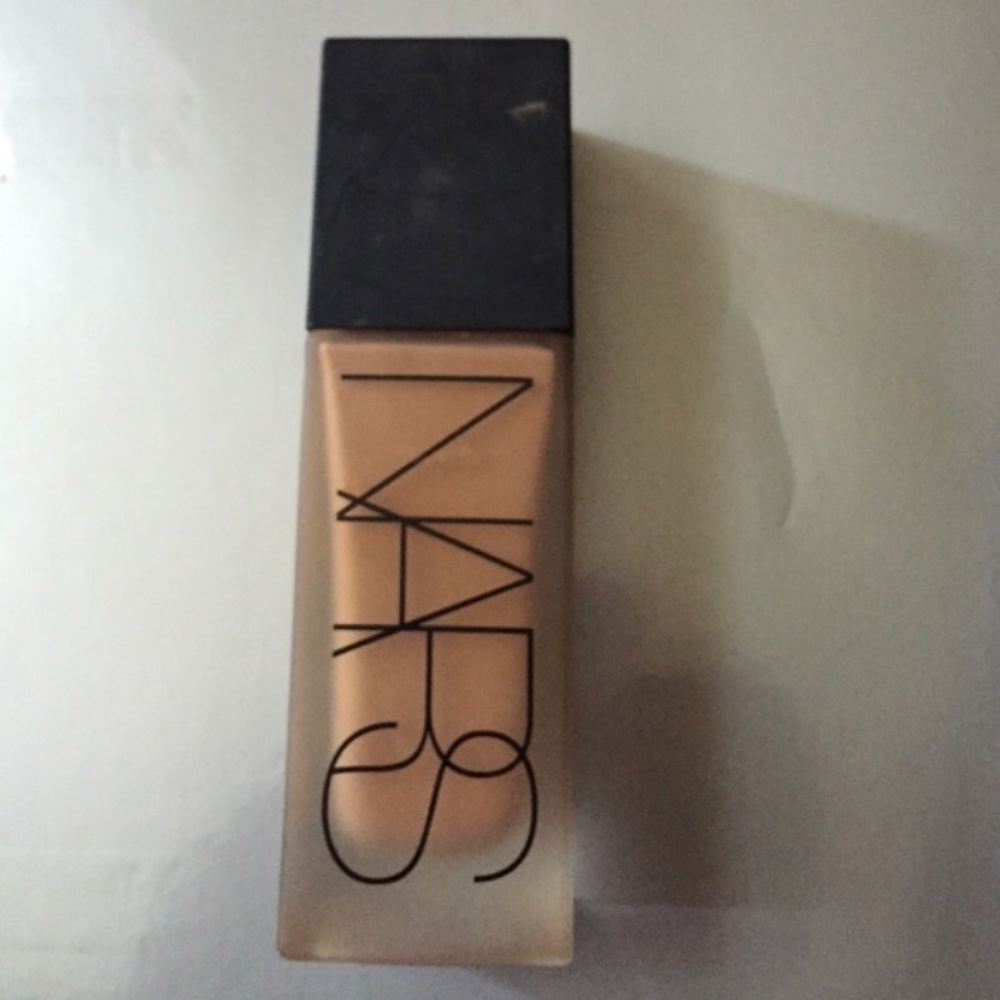 NARS LUMINOUS WEIGHTLESS FOUNDATION -SHADE CADIZ